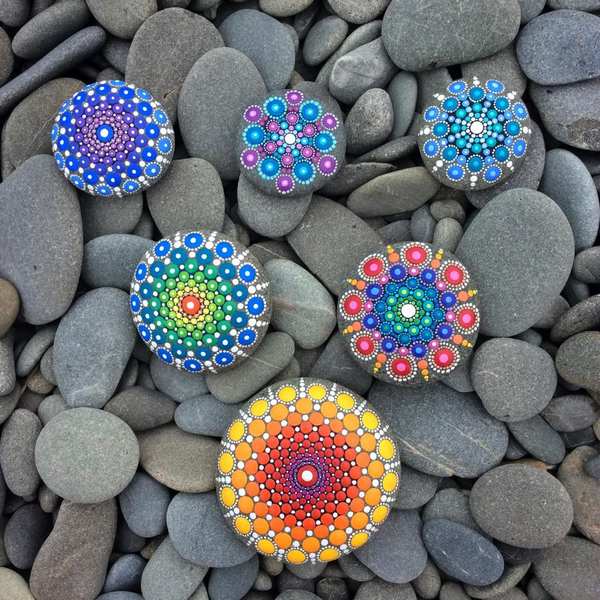 Mandala Stones: como colorir mandalas fantásticas em pedras (VÍDEO)