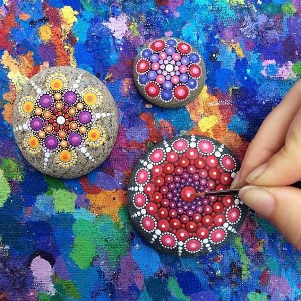 Mandala Stones: cómo colorear fantásticos mandalas sobre piedras (VIDEO)