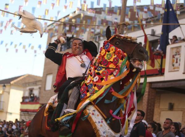 Fiesta de Santiago: la atroz tradición de quitar el cuello a ocas, patos y gallinas colgando de una cuerda