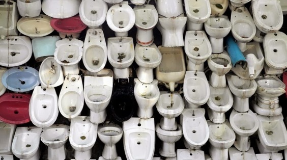 Installations: in China a wall of old toilets and urinals against water waste