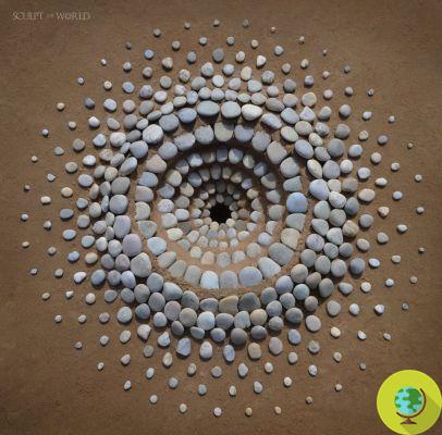 Land Art: the artist who leaves beautiful stone spirals on the beaches of Wales