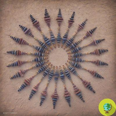 Land Art: el artista que deja preciosas espirales de piedra en las playas de Gales