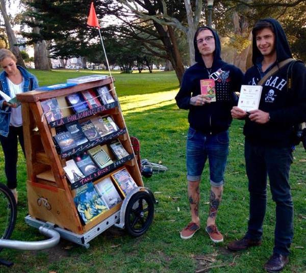 Bibliobicicleta: bookcrossing define as rodas, livros gratuitos para crianças e adultos em Seattle e San Francisco