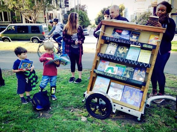 Bibliobicicleta: bookcrossing define as rodas, livros gratuitos para crianças e adultos em Seattle e San Francisco