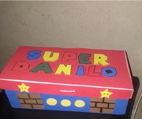 Sin dinero, esta mamá crea juegos educativos para su hijo autista con cajas de zapatos y cajas de pizza