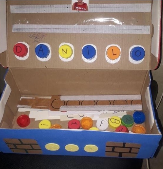 Sem dinheiro, esta mãe cria jogos educativos para o filho autista com caixas de sapato e caixas de pizza