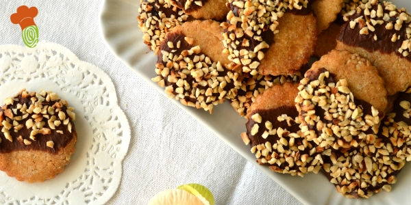 Honey biscuits covered with chocolate and grains: the recipe without butter