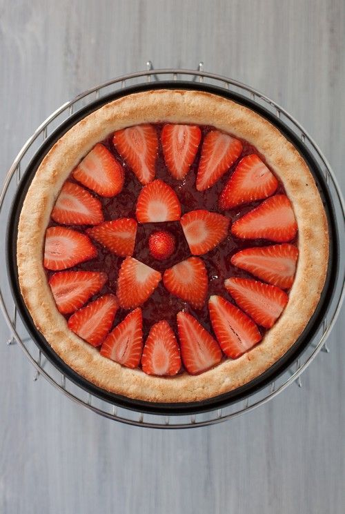 Homemade strawberry tart (vegan recipe with almond flour)