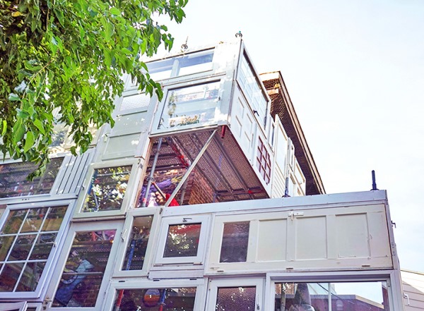 Na Holanda a casa aberta a todos feita com portas e janelas recicladas