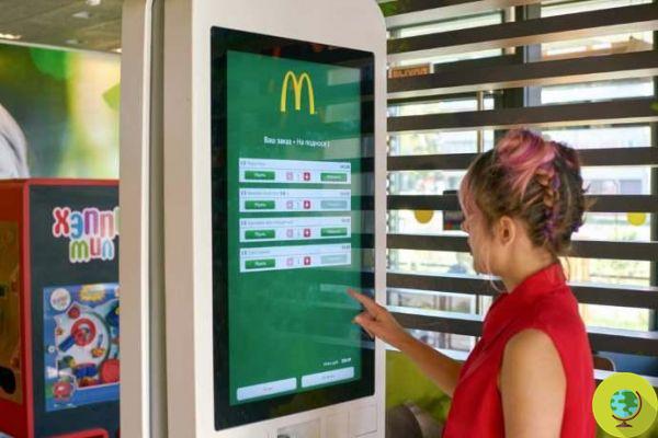 Después de leer esto, ya no tocará las pantallas táctiles en McDonald's: se encontraron bacterias y residuos de heces