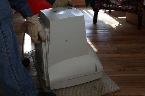 How to build a comfortable kennel for your cat by recycling an old monitor