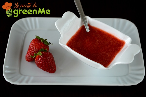 Strawberry coulis, the recipe of the unmissable sauce for pancakes and panna cotta