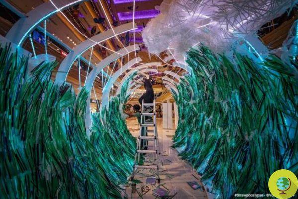 La instalación surrealista con 168 mil popotes reciclados, una ola de plástico que nos abruma