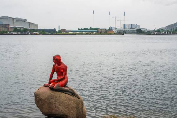 La Sirenita de Copenhague se tiñe de rojo contra la caza de ballenas (FOTO)