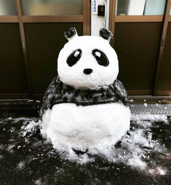 A Tokyo il neige et… des bonhommes de neige en forme de mangas et de dessins animés apparaissent