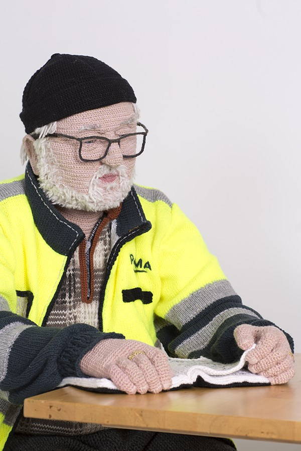 O artista finlandês que faz crochê as pessoas reais de sua aldeia