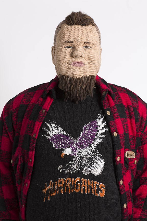 O artista finlandês que faz crochê as pessoas reais de sua aldeia