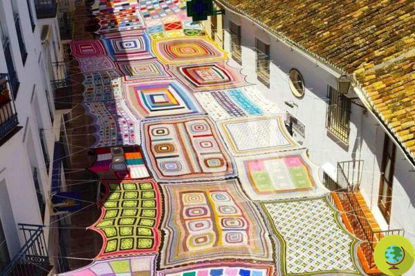 In Malaga, colorful crochet curtains to protect you from the heat on the street