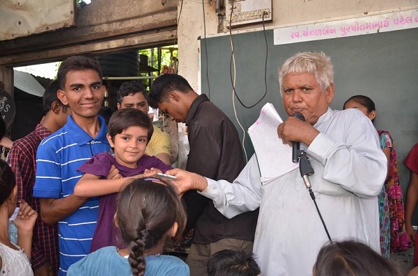Escuela de la calle: la maestra enseña en la acera a niños pobres de India (FOTO)