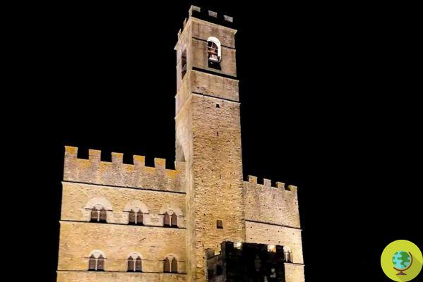 El castillo medieval de Poppi iluminado para brillar en la noche
