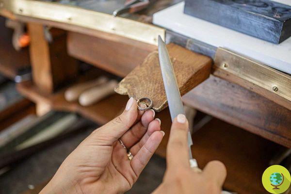 In this goldsmith workshop you can make your own jewels, with recycled gold!