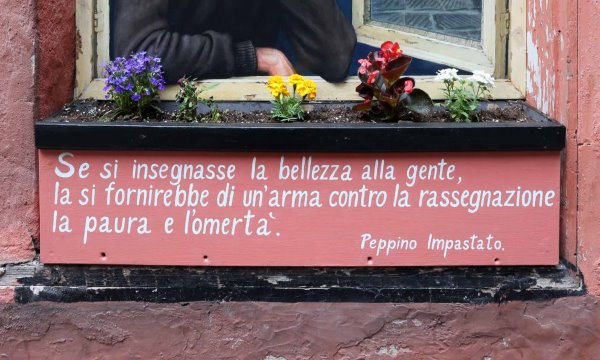 O mural que lembra Peppino Impastato nas vielas de Gênova