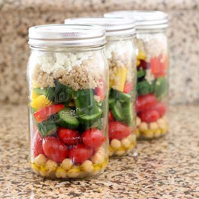 Salades en bocal : 10 recettes pour les préparer à la maison