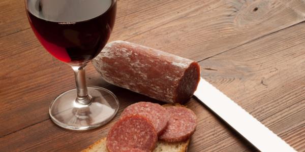 Carnes vermelhas, álcool e salsichas: promovem o câncer, mesmo em pequenas quantidades. Confirmação oficial