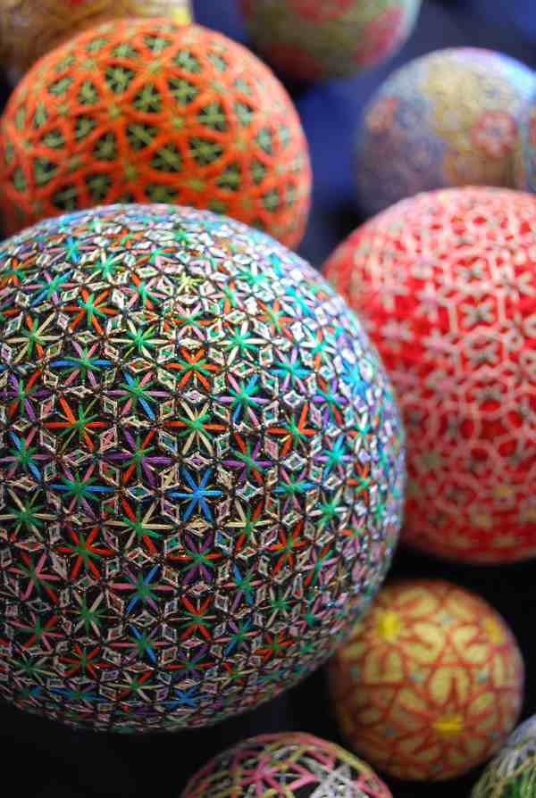Temari: esferas japonesas artesanais que imitam as formas e cores da natureza