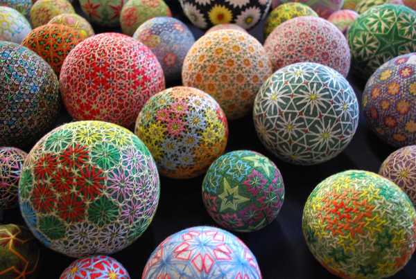 Temari: handmade Japanese spheres that imitate the shapes and colors of nature