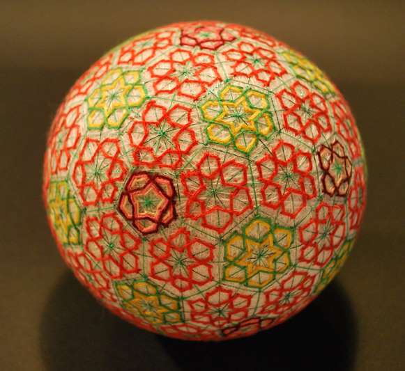 Temari : sphères japonaises faites à la main qui imitent les formes et les couleurs de la nature
