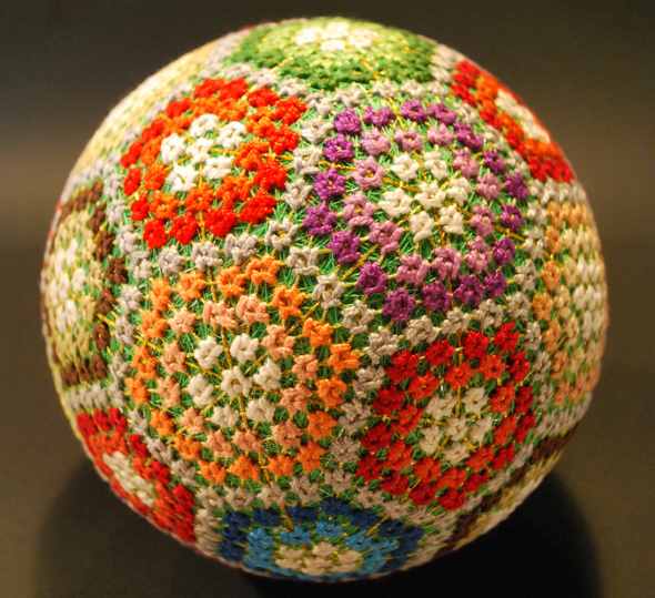 Temari: handmade Japanese spheres that imitate the shapes and colors of nature