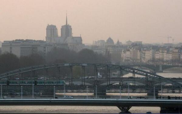 Le smog étouffe Paris : arrêt des voitures et transports en commun gratuits