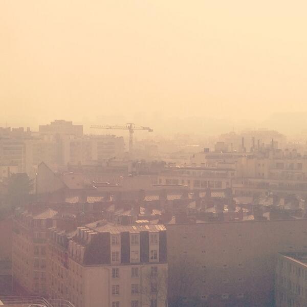 El smog asfixia París: parada para coches y transporte público gratuito