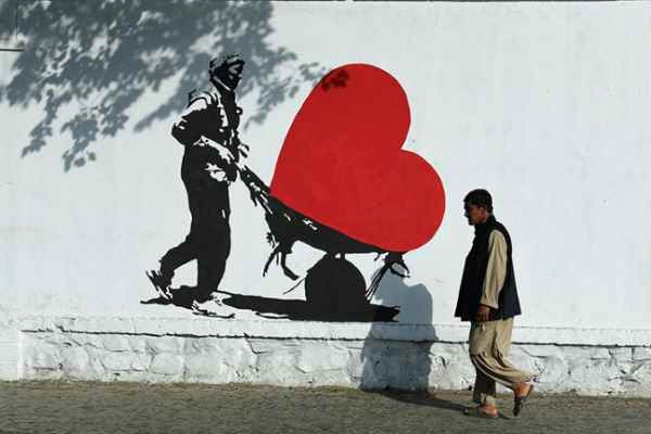 O Banksy afegão que cura as feridas da guerra com arte de rua (FOTO)