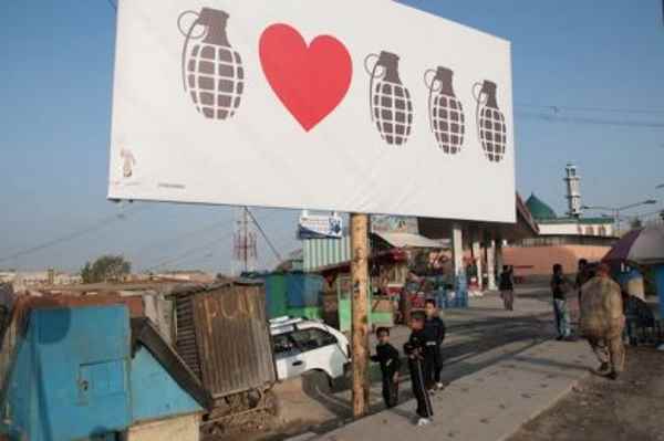 El Banksy afgano que cura las heridas de la guerra con arte callejero (FOTO)