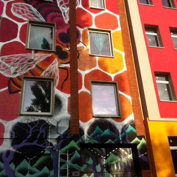 Peintures murales en nid d'abeille : les ruches colorées de Marina Zumi en Allemagne