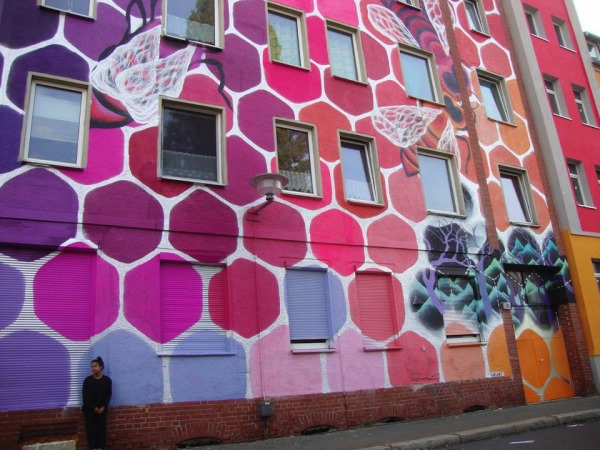 Peintures murales en nid d'abeille : les ruches colorées de Marina Zumi en Allemagne