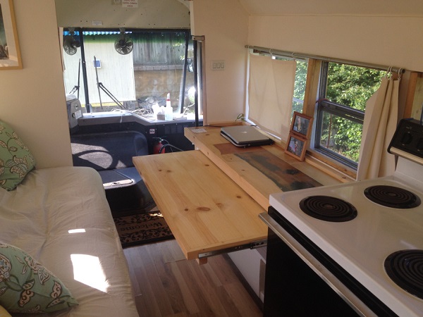 Tiny house: the old school bus transformed into a studio apartment (PHOTO)