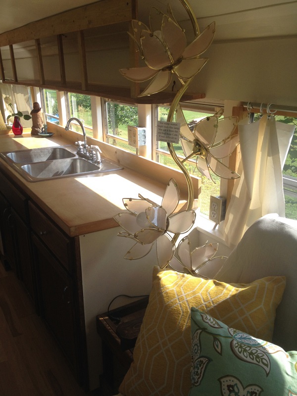 Tiny house: the old school bus transformed into a studio apartment (PHOTO)