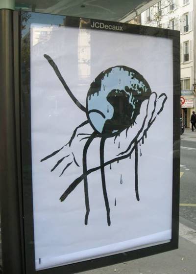 The hands of the lobbies of the big polluters on Cop21: the denunciation of Brandalism's street art