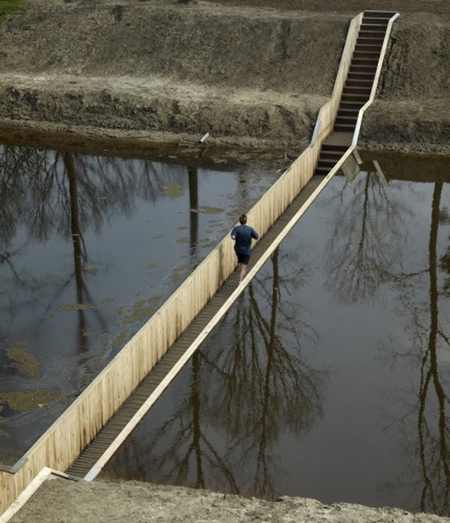 Moses Bridge : le pont piétonnier qui vous fait marcher entre les eaux