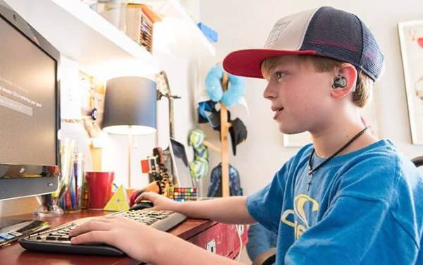 A criança que dá aparelho auditivo para quem não pode pagar (VÍDEO)