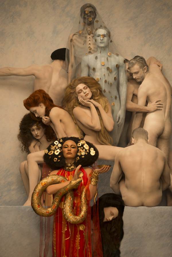 The artist who gives life to Klimt's paintings for charity (PHOTO)