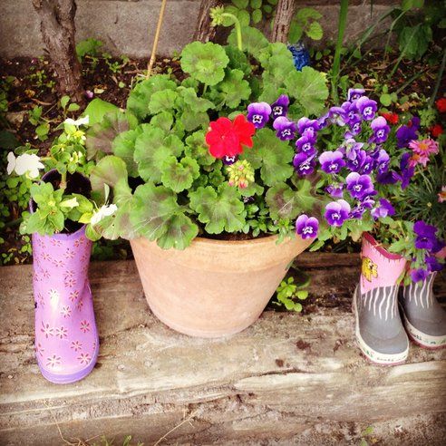 Como criar vasos e floreiras a partir da reciclagem de velhas botas de borracha