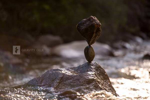 Michael Grab, the artist who balances stones to find peace (PHOTO AND VIDEO)