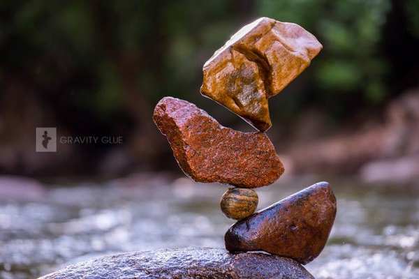 Michael Grab, l'artiste qui équilibre les pierres pour trouver la paix (PHOTO ET VIDEO)