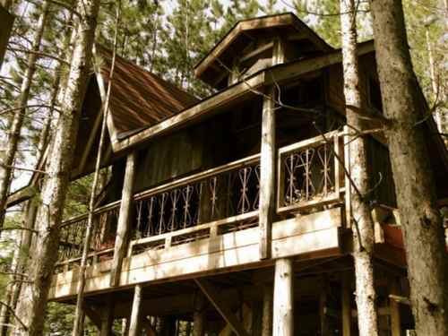 TreeHouse: en Canadá la casa del árbol 100% reciclada