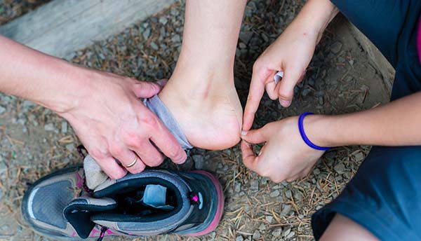 Bolhas nos pés: causas, remédios naturais, como prevenir e como intervir