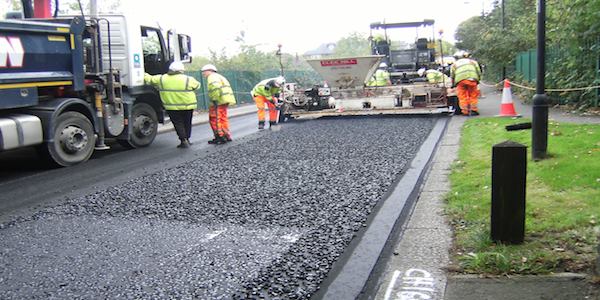 Las calles de Londres rehechas con asfalto que recicla plástico (y reduce los baches)